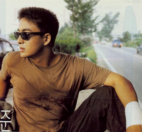 堆儿里的"坏"学生,总是骑着一个机车到处兜风~那时候的裴勇俊在剧中没