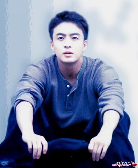 裴勇俊拍《初恋》时候的照片,也是剧中的