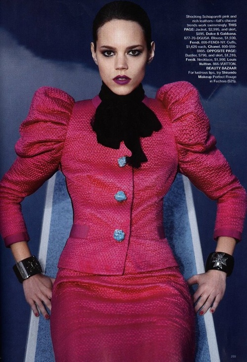 最重要的就是karl极力捧freja,chanel本季对freja情有独钟.