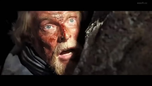 警官老头在几个女人面前成了被无奈牺牲的弱者.